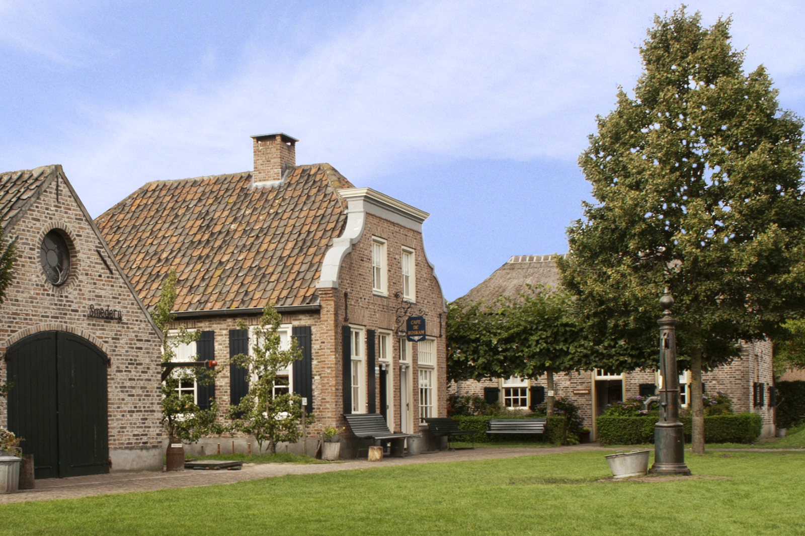 zicht op het dorpsplein met gebouwtjes bij het boerenbondsmuseum