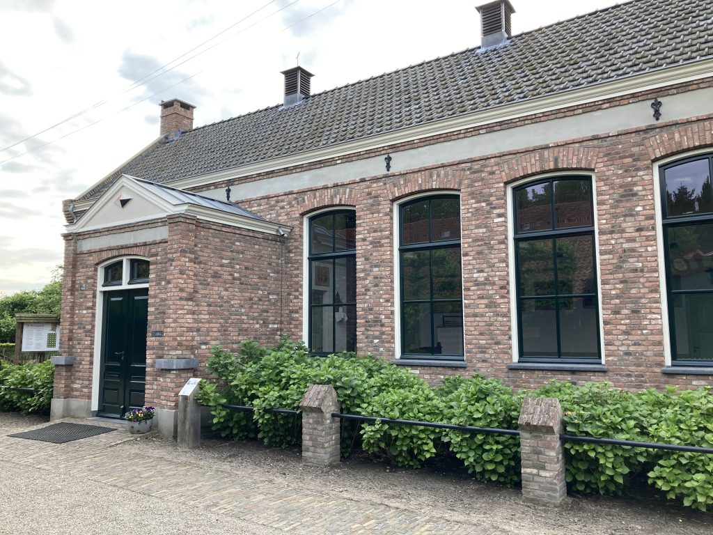 zicht op het plattelandsschooltje bij het boerenbondsmuseum