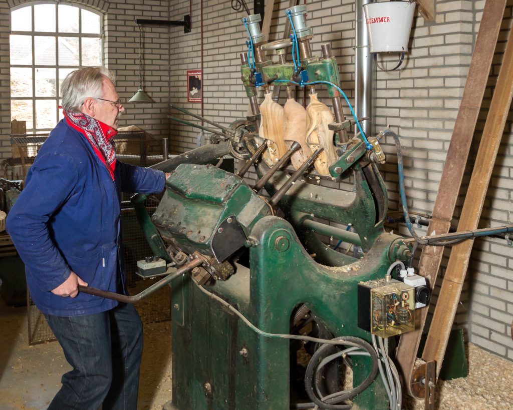 klompenmachine aan het werk in de machinale klompenfabriek van het boerenbondsmuseum