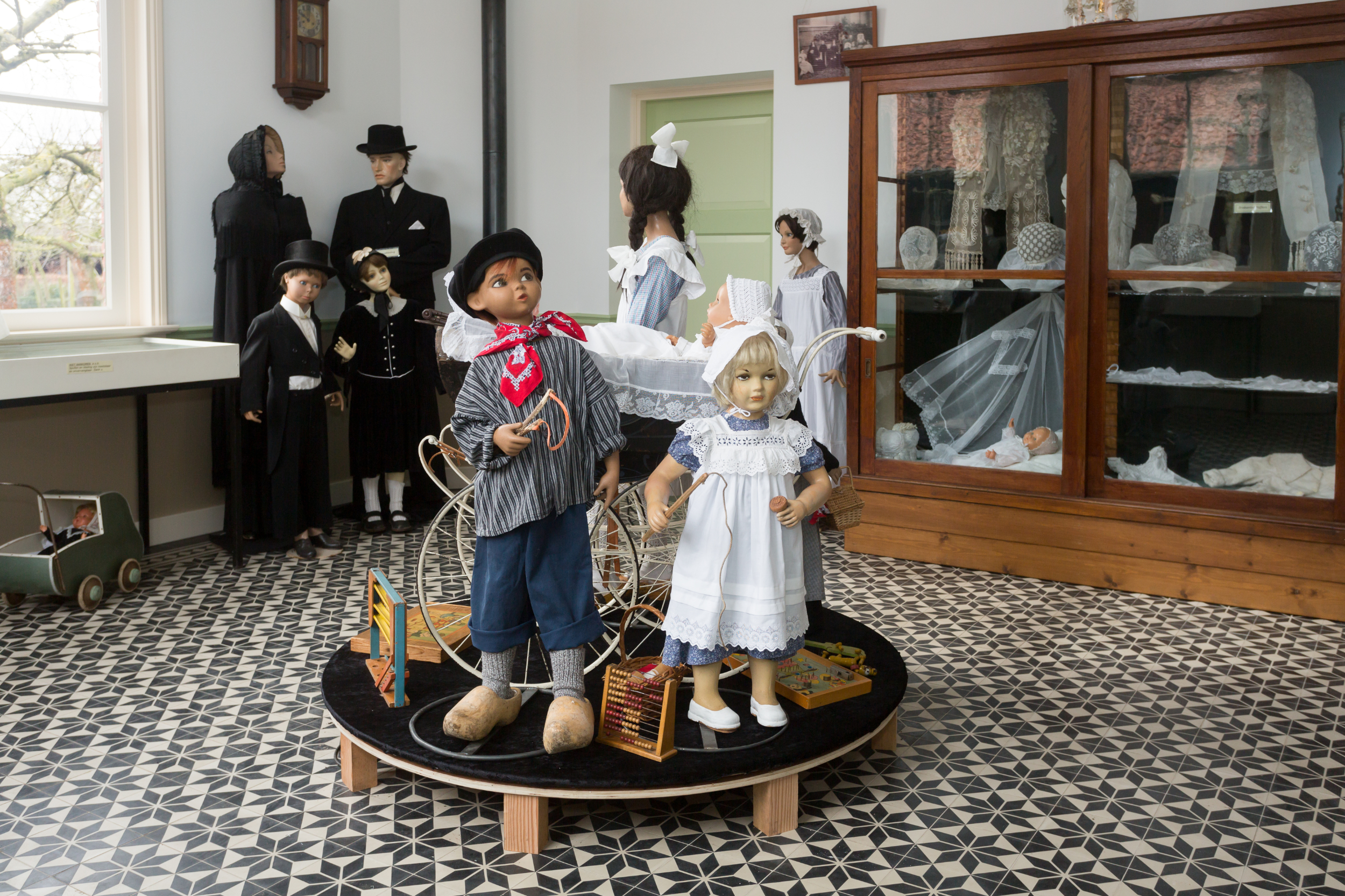 brabantse klederdracht in het schooltje van het boerenbondsmuseum