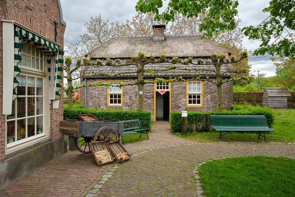 zicht op het wevershuisje bij het Boerenbondsmuseum in Gemert