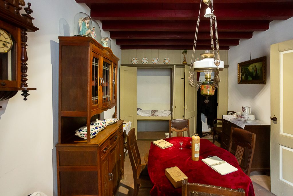 de goeie kamer in het geboortehuis van Pater van den Elsen in het Boerenbondsmuseum