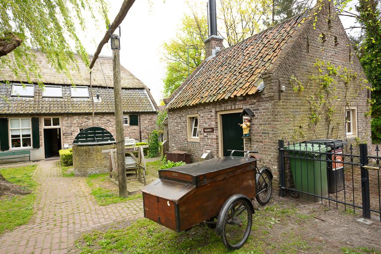 zicht op het bakhuis met bakfiets bij het Boerenbondsmuseum