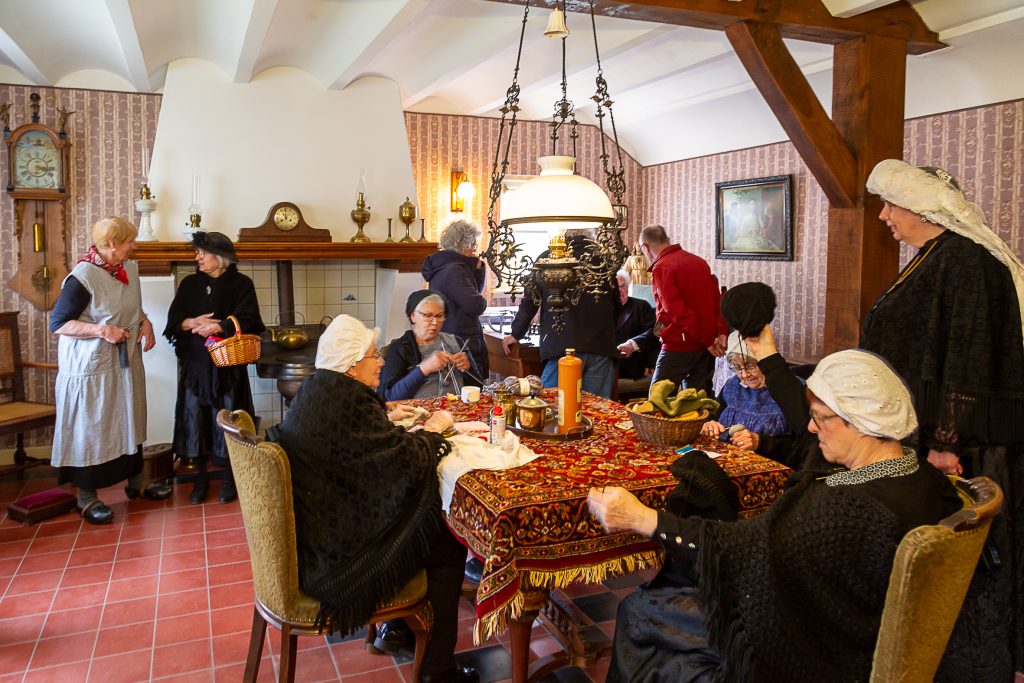 gezellig buurten tijdens de ambachtendag in het boerenbondsmuseum