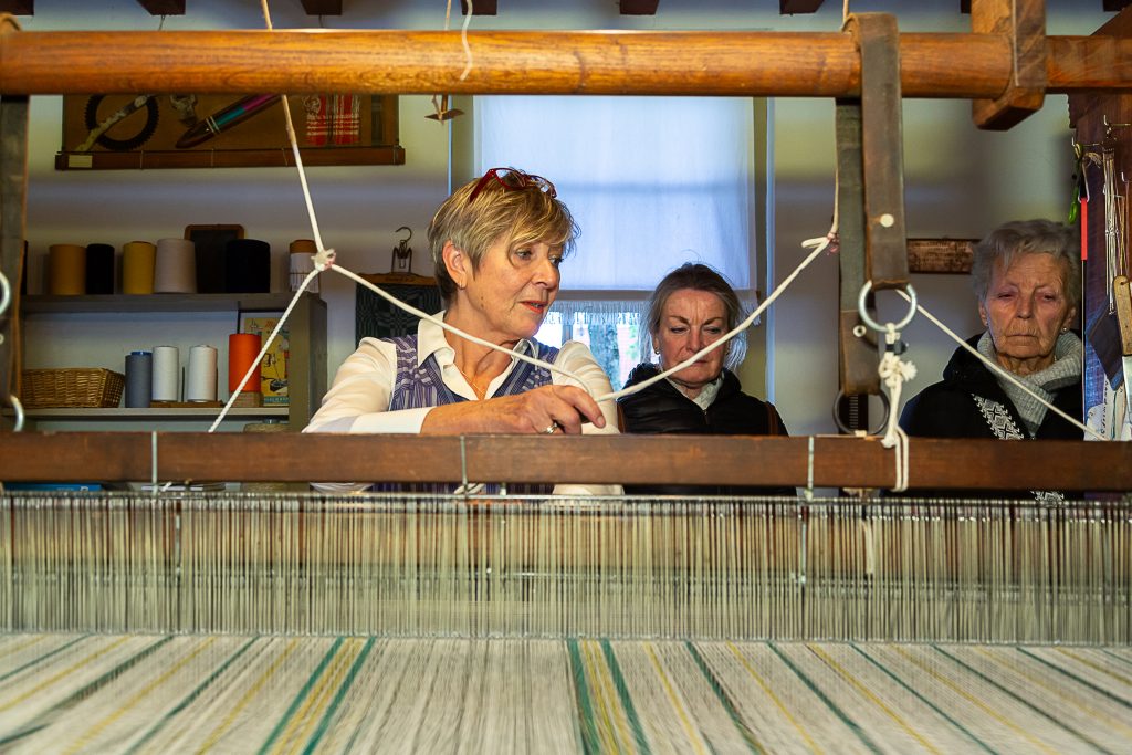 weefster aan het werk in het boerenbondsmuseum