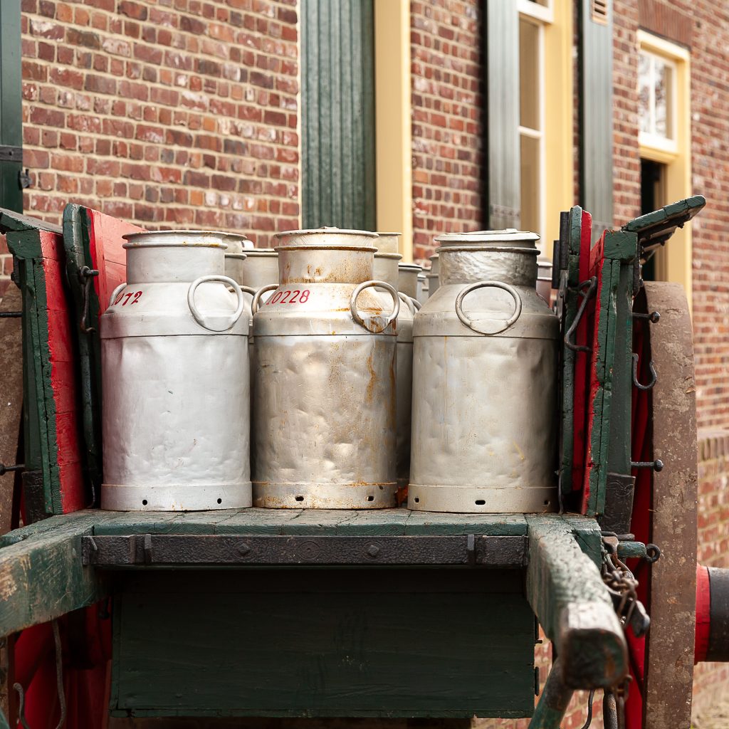 melkbussen bij de boterfabriek van het Boerenbondsmsueum