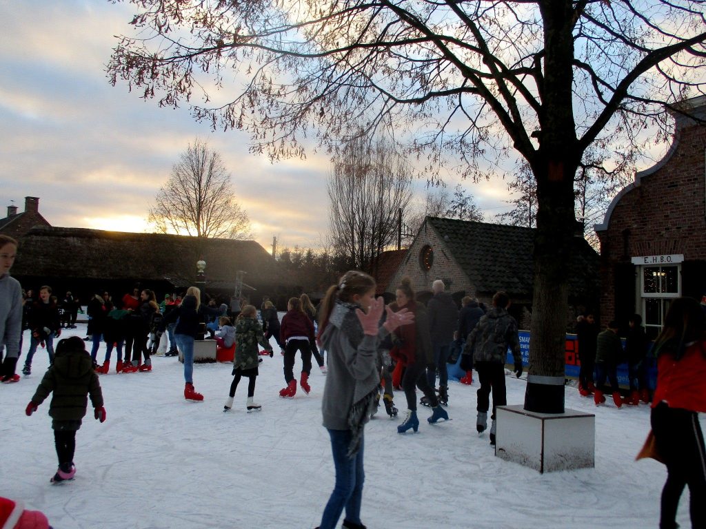 schaatsen bij het winterpleinfestijn bij het Boerenbondsmuseum