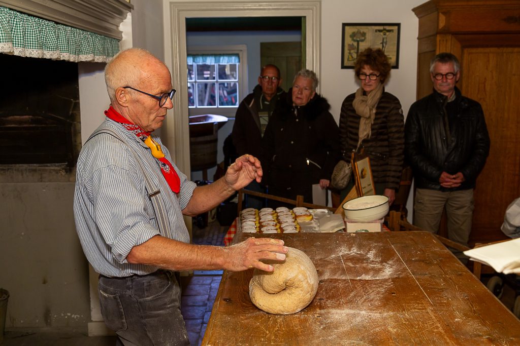 brood bakken in de kortgevelboerderij van het boerenbondsmuseum