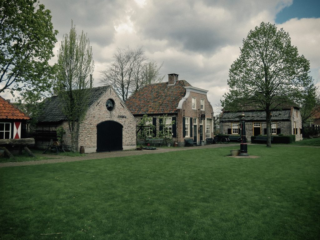 Zicht op het dorpsplein bij het Boerenbondsmuseum