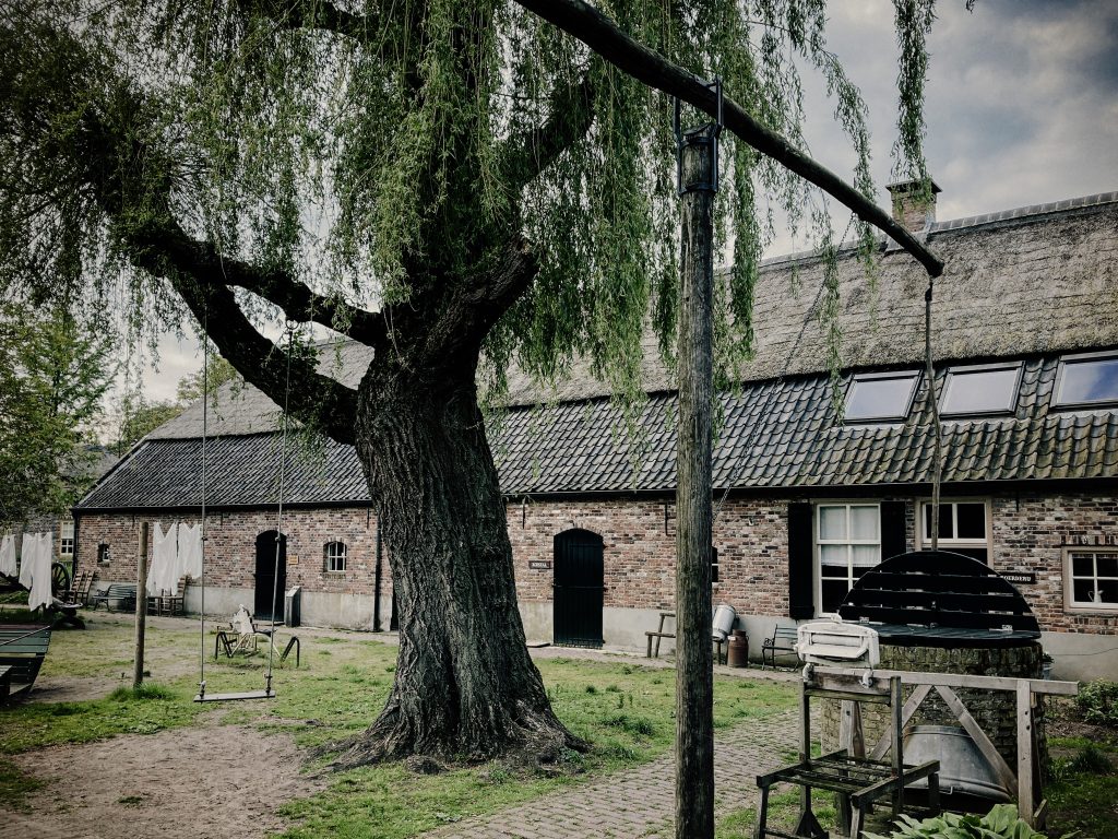 Het geboortehuis van Pater van den Elsen met de karakteristieke boom op het erf