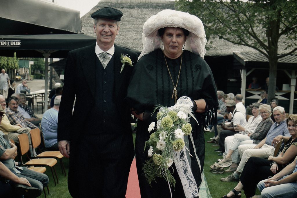 Modeshow van Brabantse klederdracht bij het Boerenbondsmuseum