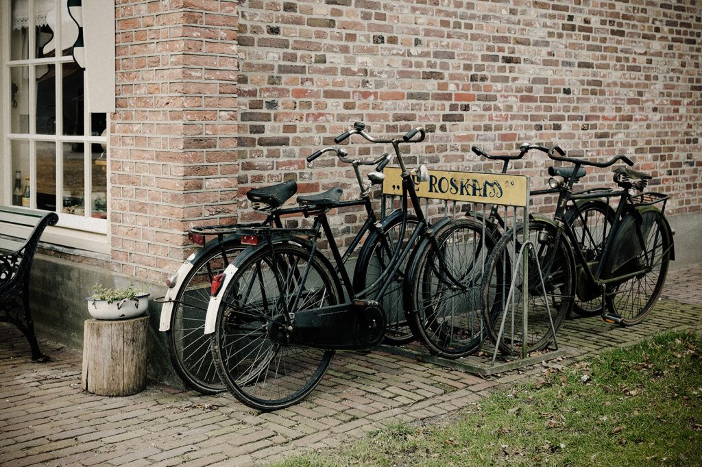 Fietsenstalling bij café De Roskam bij het Boerenbondsmuseum