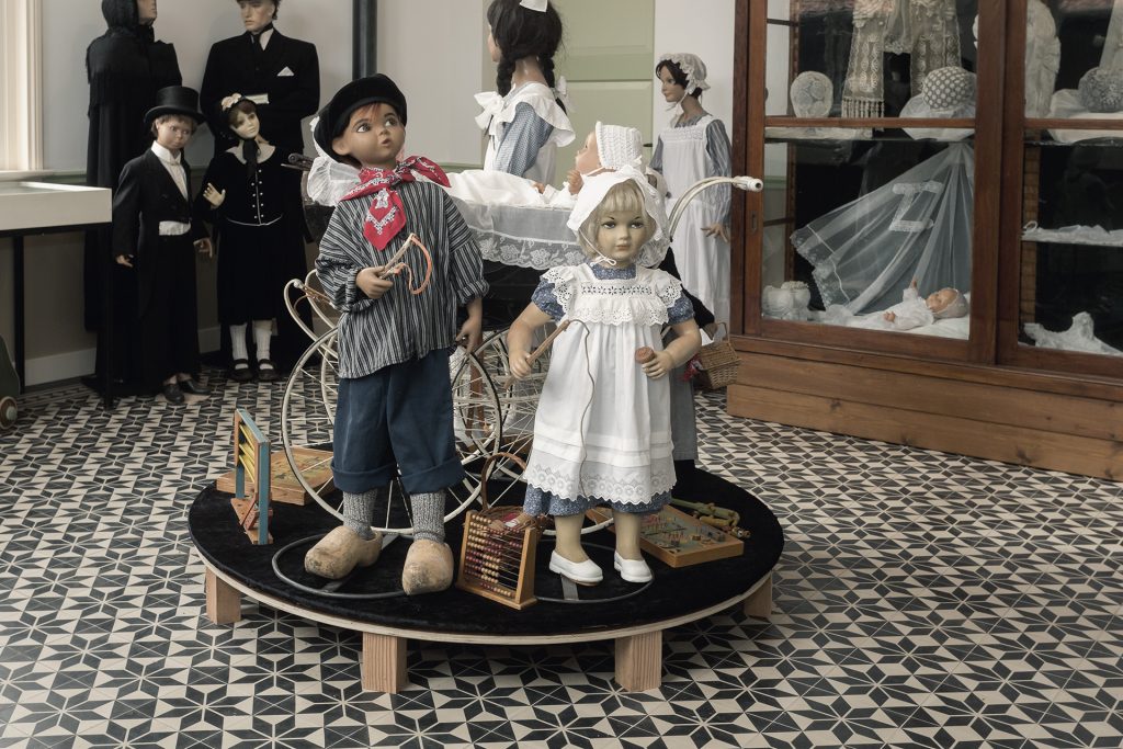 Brabantse klederdracht in het schooltje van het boerenbondsmuseum