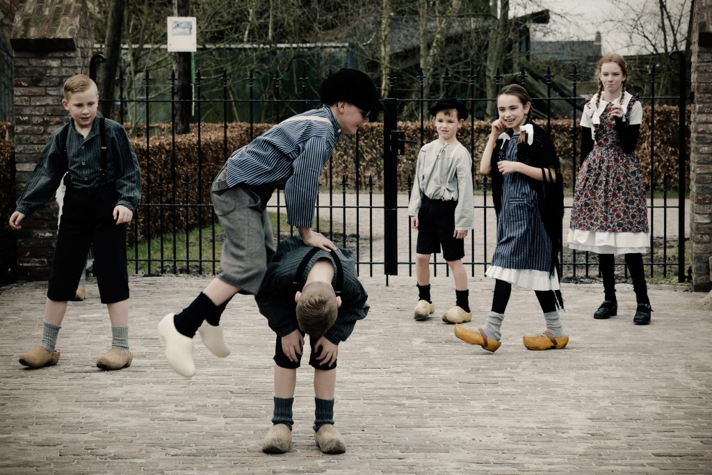 Spelen op het schoolplein bij het boerenbondsmuseum