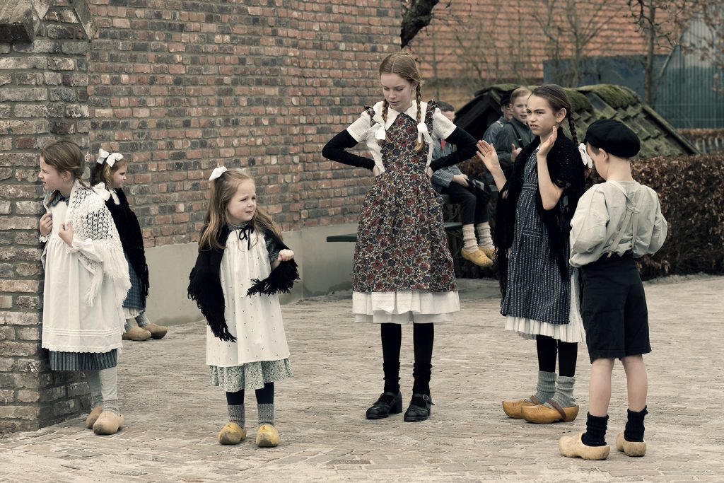 Kinderen spelen op het plein bij het Boerenbondsmuseum