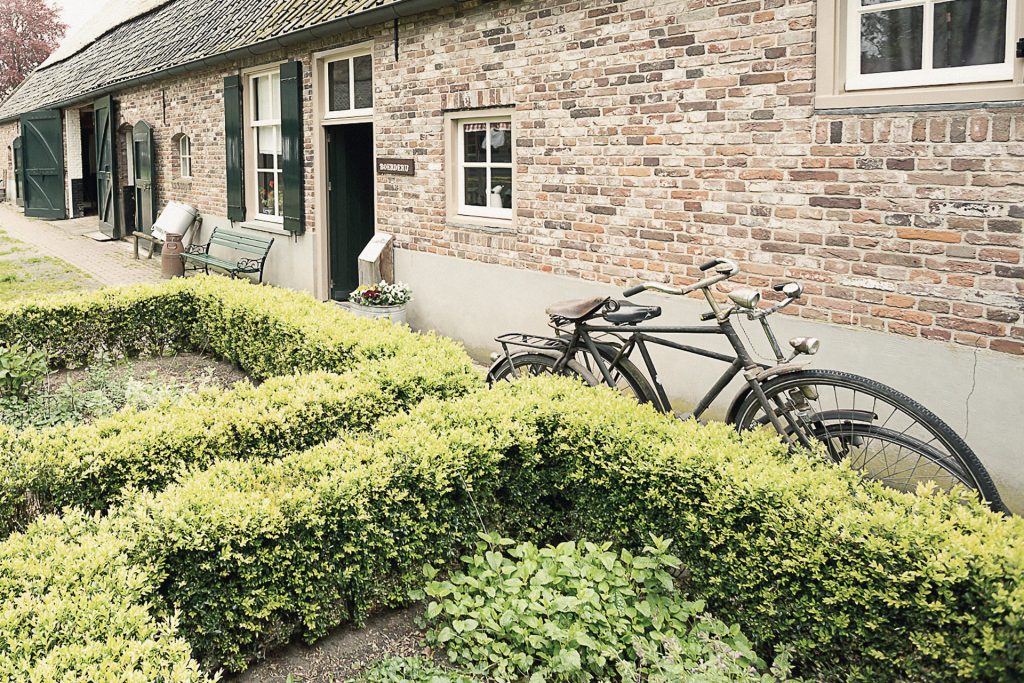 Tuin op het erf van het geboortehuis bij het Boerenbondsmuseum