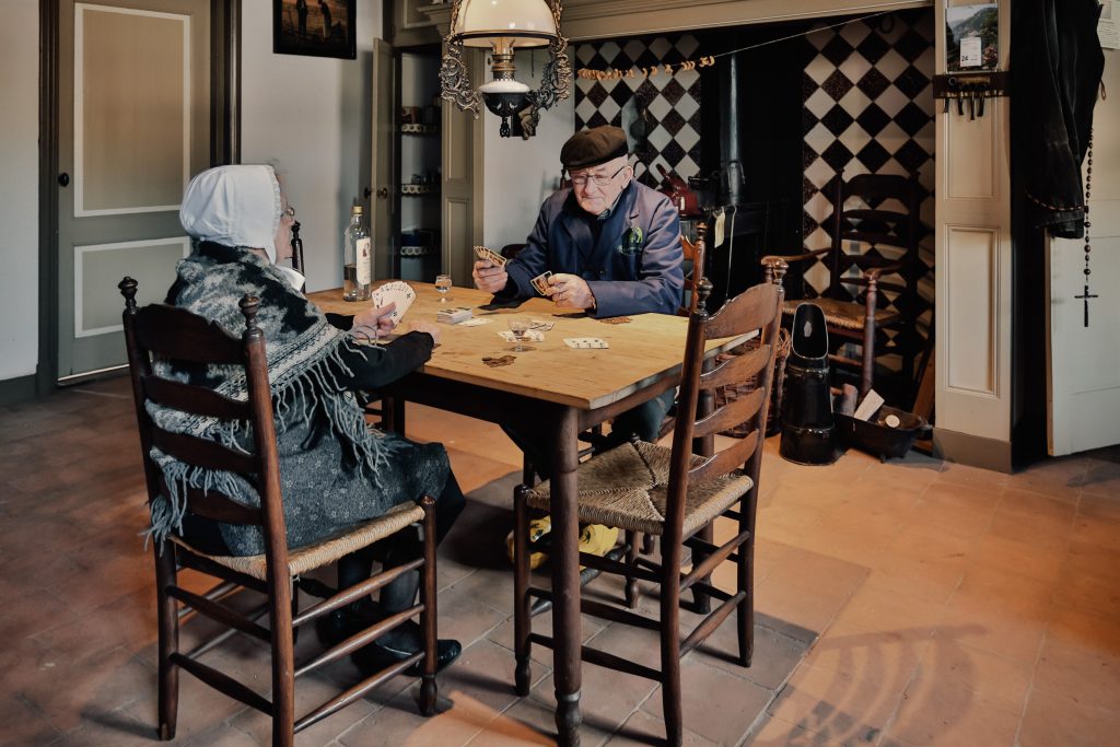 Kaartje leggen in de keuken (herd) van het Boerenbondsmuseum